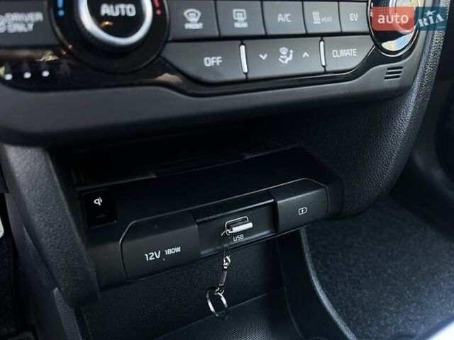 Синій Кіа Niro, об'ємом двигуна 0 л та пробігом 84 тис. км за 18500 $, фото 25 на Automoto.ua