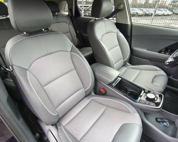 Синій Кіа Niro, об'ємом двигуна 0 л та пробігом 150 тис. км за 18000 $, фото 46 на Automoto.ua