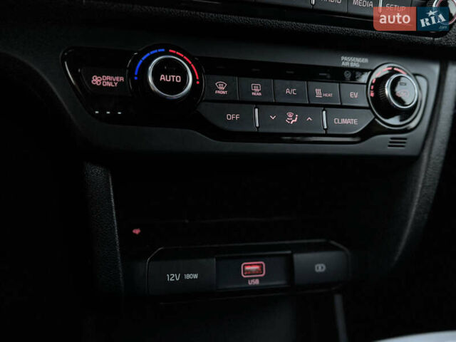 Синий Киа Niro, объемом двигателя 0 л и пробегом 130 тыс. км за 18900 $, фото 99 на Automoto.ua