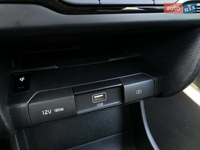 Синій Кіа Niro, об'ємом двигуна 0 л та пробігом 97 тис. км за 21950 $, фото 7 на Automoto.ua