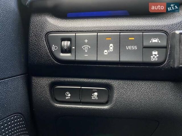 Синій Кіа Niro, об'ємом двигуна 0 л та пробігом 97 тис. км за 21950 $, фото 6 на Automoto.ua