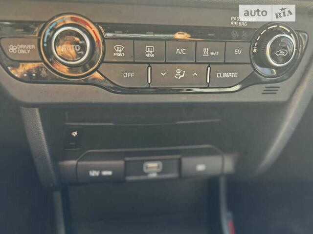 Синій Кіа Niro, об'ємом двигуна 0 л та пробігом 81 тис. км за 19699 $, фото 26 на Automoto.ua