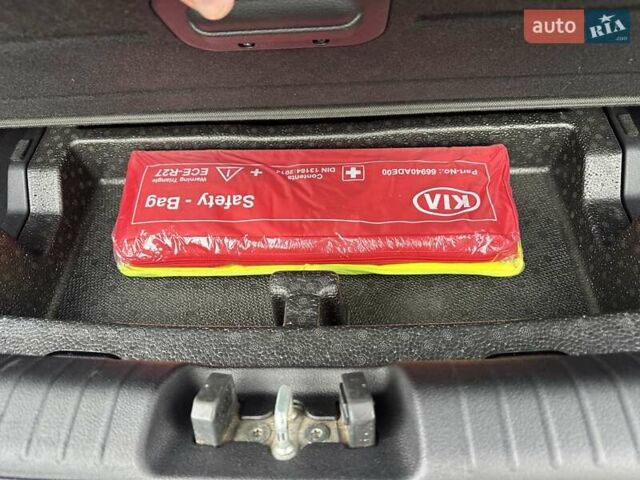 Синій Кіа Niro, об'ємом двигуна 0 л та пробігом 170 тис. км за 18300 $, фото 7 на Automoto.ua