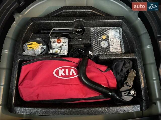 Синий Киа Niro, объемом двигателя 0 л и пробегом 95 тыс. км за 20500 $, фото 70 на Automoto.ua