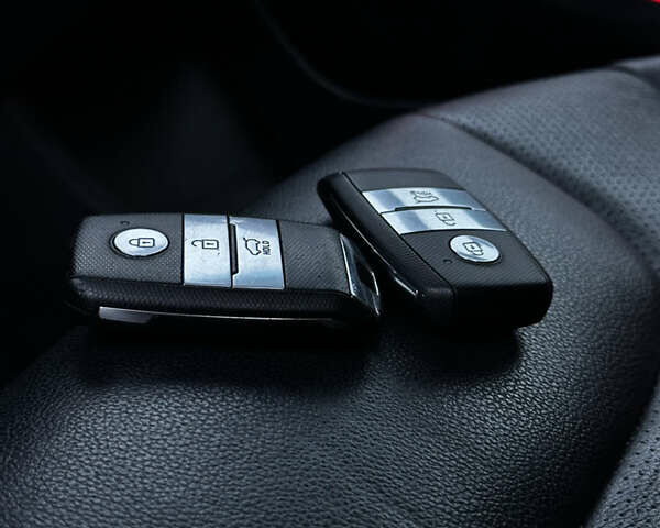 Синій Кіа Niro, об'ємом двигуна 0 л та пробігом 100 тис. км за 19900 $, фото 9 на Automoto.ua