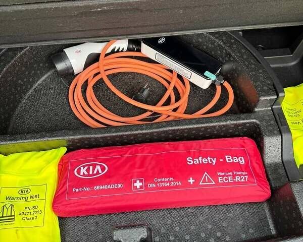 Синій Кіа Niro, об'ємом двигуна 0 л та пробігом 127 тис. км за 19166 $, фото 24 на Automoto.ua