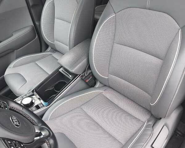 Синій Кіа Niro, об'ємом двигуна 0 л та пробігом 150 тис. км за 18000 $, фото 23 на Automoto.ua