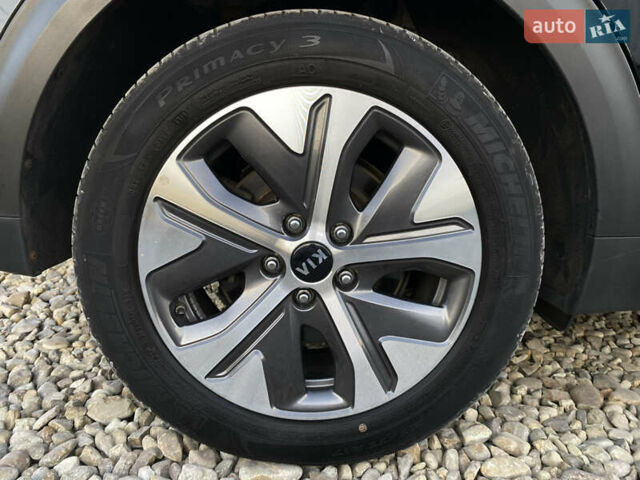 Синій Кіа Niro, об'ємом двигуна 0 л та пробігом 106 тис. км за 21900 $, фото 31 на Automoto.ua