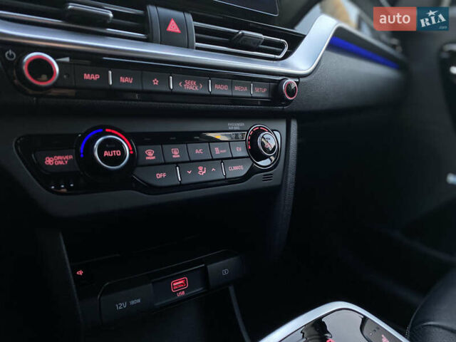Синій Кіа Niro, об'ємом двигуна 0 л та пробігом 105 тис. км за 20300 $, фото 16 на Automoto.ua