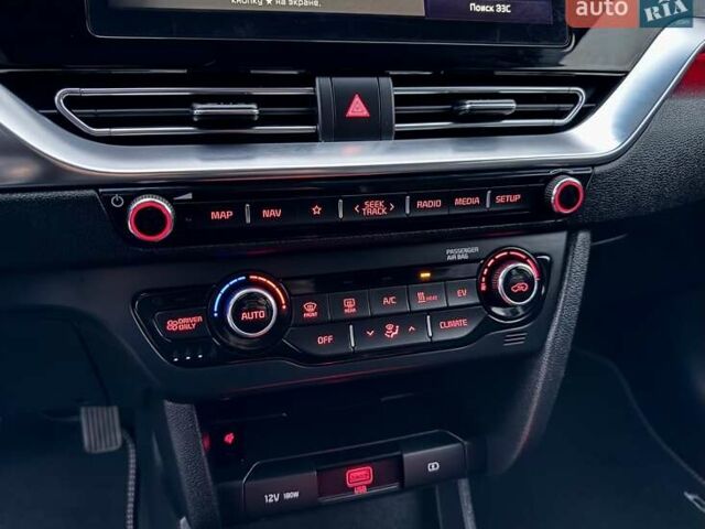 Синій Кіа Niro, об'ємом двигуна 0 л та пробігом 84 тис. км за 19450 $, фото 62 на Automoto.ua