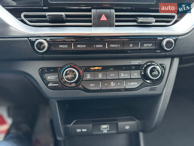 Синій Кіа Niro, об'ємом двигуна 0 л та пробігом 67 тис. км за 19000 $, фото 24 на Automoto.ua