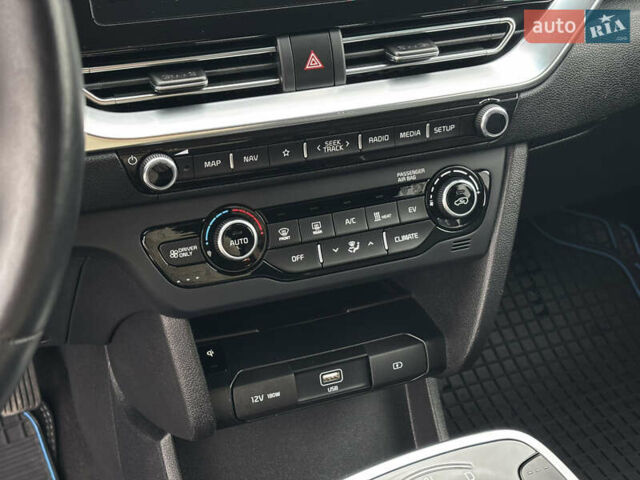 Синий Киа Niro, объемом двигателя 0 л и пробегом 60 тыс. км за 21999 $, фото 19 на Automoto.ua