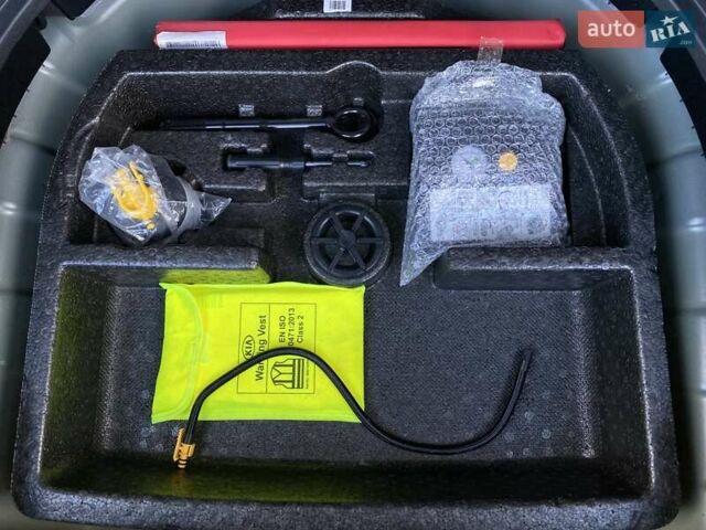 Синій Кіа Niro, об'ємом двигуна 0 л та пробігом 70 тис. км за 23200 $, фото 57 на Automoto.ua