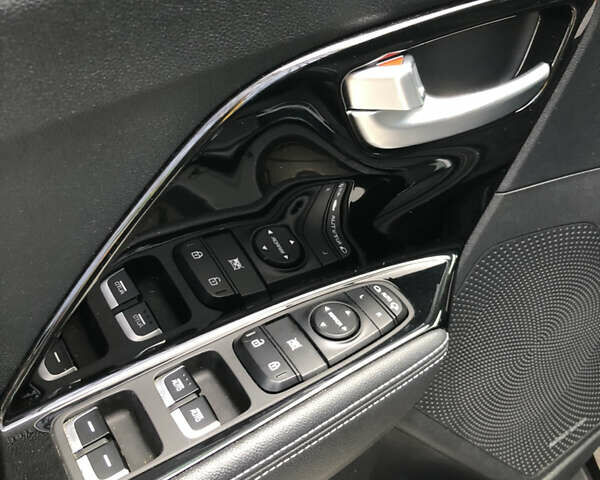 Синій Кіа Niro, об'ємом двигуна 0 л та пробігом 85 тис. км за 21850 $, фото 31 на Automoto.ua
