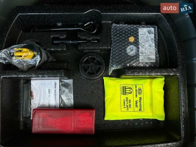 Синий Киа Niro, объемом двигателя 0 л и пробегом 75 тыс. км за 23200 $, фото 69 на Automoto.ua