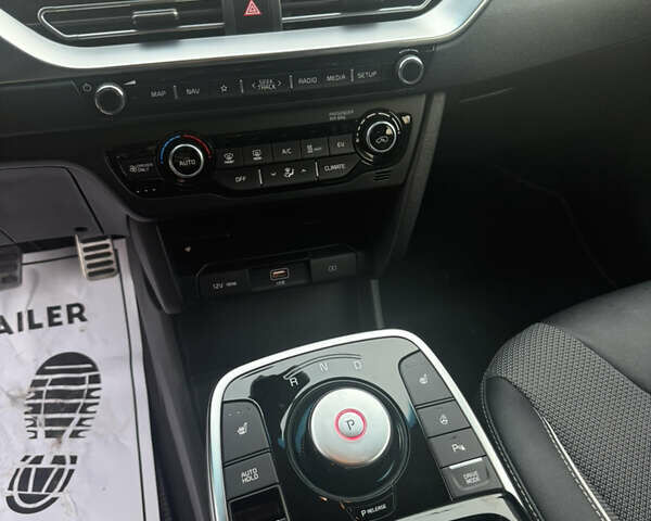 Синій Кіа Niro, об'ємом двигуна 0 л та пробігом 47 тис. км за 24400 $, фото 13 на Automoto.ua