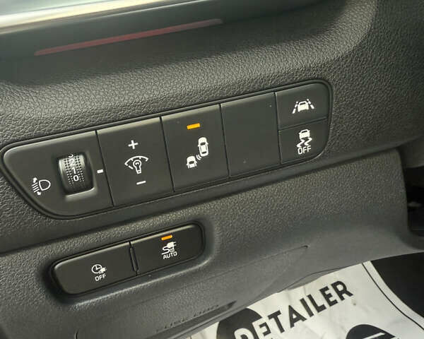 Синій Кіа Niro, об'ємом двигуна 0 л та пробігом 47 тис. км за 24400 $, фото 14 на Automoto.ua