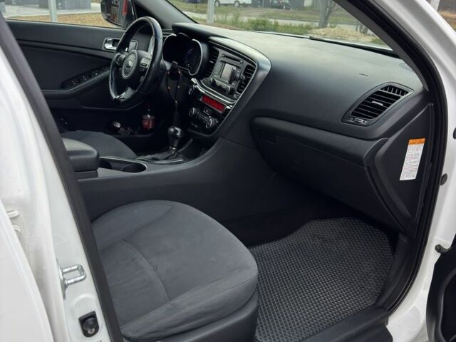 Білий Кіа Оптіма, об'ємом двигуна 2.4 л та пробігом 168 тис. км за 10200 $, фото 4 на Automoto.ua