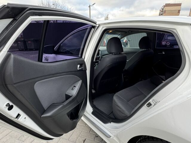 Білий Кіа Оптіма, об'ємом двигуна 2.4 л та пробігом 168 тис. км за 10200 $, фото 5 на Automoto.ua