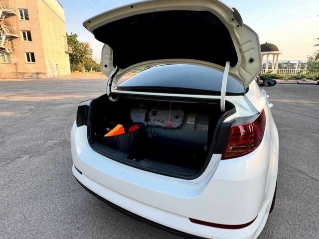 Белый Киа Оптима, объемом двигателя 2 л и пробегом 285 тыс. км за 8700 $, фото 5 на Automoto.ua