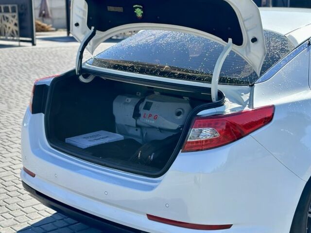 Білий Кіа Оптіма, об'ємом двигуна 2 л та пробігом 262 тис. км за 7550 $, фото 4 на Automoto.ua