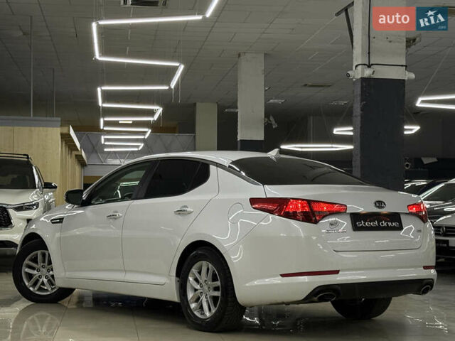 Білий Кіа Оптіма, об'ємом двигуна 2.36 л та пробігом 262 тис. км за 8199 $, фото 11 на Automoto.ua