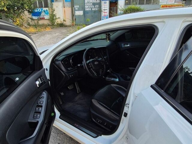 Білий Кіа Оптіма, об'ємом двигуна 2 л та пробігом 200 тис. км за 9800 $, фото 5 на Automoto.ua