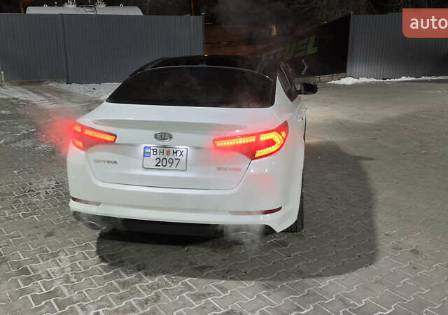 Белый Киа Оптима, объемом двигателя 2 л и пробегом 225 тыс. км за 8300 $, фото 2 на Automoto.ua