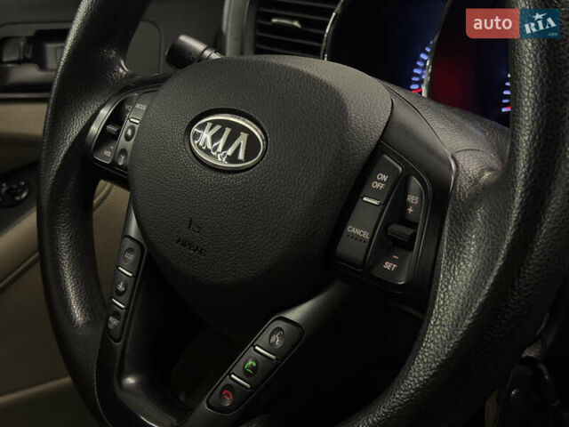 Білий Кіа Оптіма, об'ємом двигуна 2.36 л та пробігом 262 тис. км за 8199 $, фото 24 на Automoto.ua