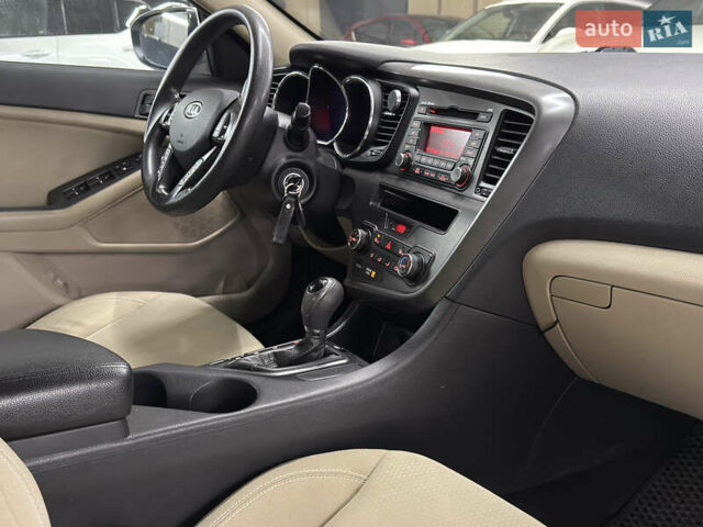 Білий Кіа Оптіма, об'ємом двигуна 2.36 л та пробігом 262 тис. км за 8199 $, фото 17 на Automoto.ua