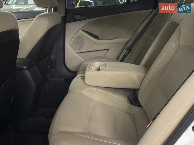 Білий Кіа Оптіма, об'ємом двигуна 2.36 л та пробігом 262 тис. км за 8199 $, фото 19 на Automoto.ua