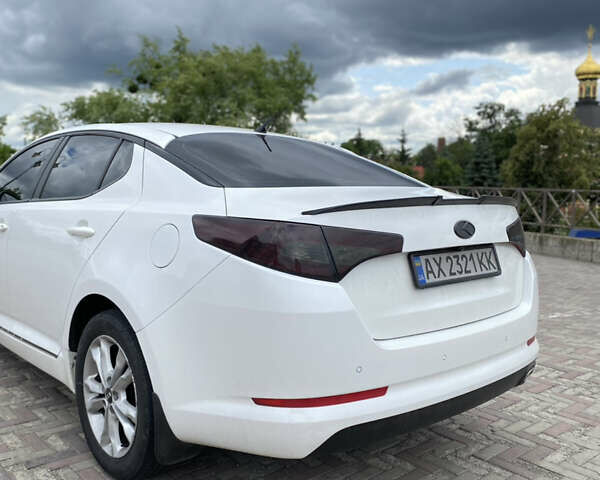 Белый Киа Оптима, объемом двигателя 2 л и пробегом 245 тыс. км за 10200 $, фото 3 на Automoto.ua