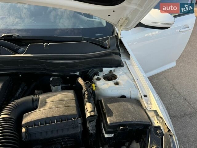 Белый Киа Оптима, объемом двигателя 2 л и пробегом 256 тыс. км за 8800 $, фото 64 на Automoto.ua