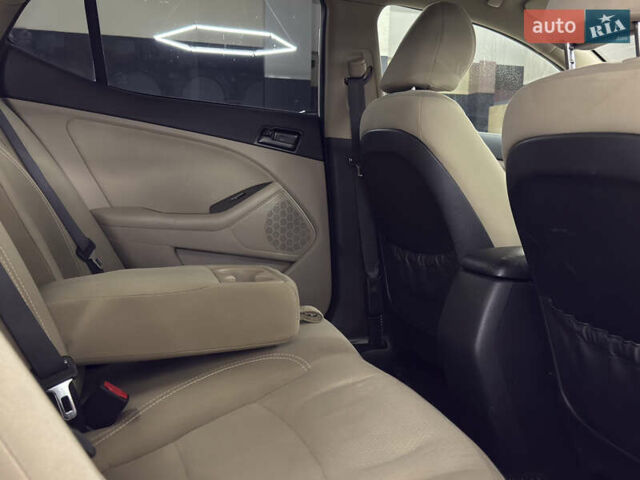 Білий Кіа Оптіма, об'ємом двигуна 2.36 л та пробігом 262 тис. км за 8199 $, фото 20 на Automoto.ua