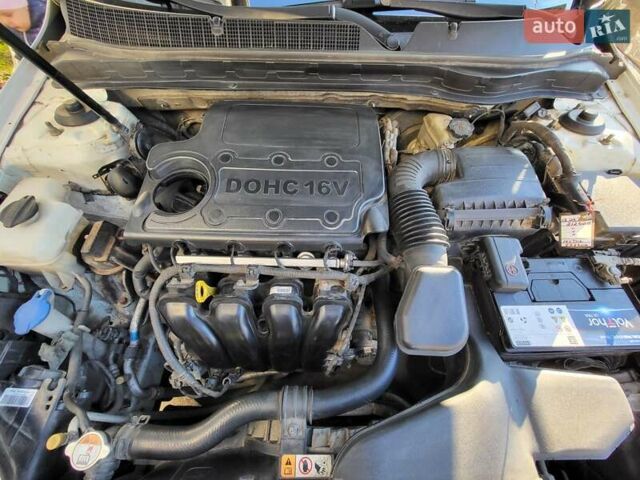 Белый Киа Оптима, объемом двигателя 2 л и пробегом 220 тыс. км за 9300 $, фото 8 на Automoto.ua