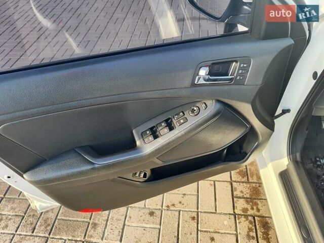 Белый Киа Оптима, объемом двигателя 2 л и пробегом 184 тыс. км за 6700 $, фото 9 на Automoto.ua