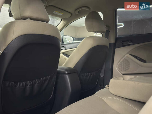 Білий Кіа Оптіма, об'ємом двигуна 2.36 л та пробігом 262 тис. км за 8199 $, фото 18 на Automoto.ua