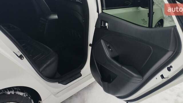 Білий Кіа Оптіма, об'ємом двигуна 2 л та пробігом 167 тис. км за 9000 $, фото 8 на Automoto.ua
