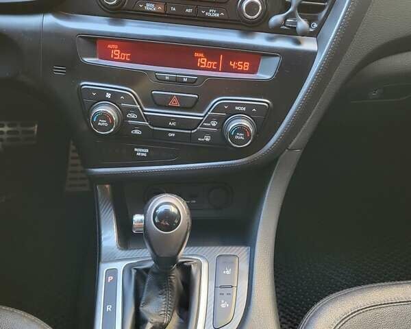 Білий Кіа Оптіма, об'ємом двигуна 2 л та пробігом 223 тис. км за 8600 $, фото 10 на Automoto.ua