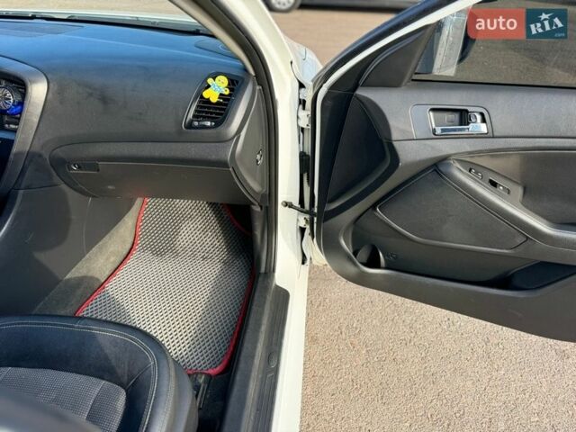 Белый Киа Оптима, объемом двигателя 2 л и пробегом 256 тыс. км за 8800 $, фото 40 на Automoto.ua