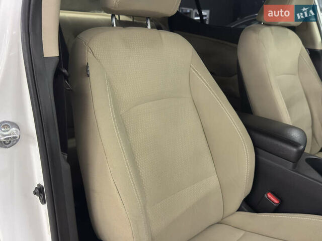 Білий Кіа Оптіма, об'ємом двигуна 2.36 л та пробігом 262 тис. км за 8199 $, фото 16 на Automoto.ua