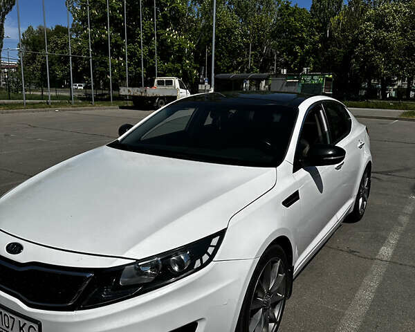 Білий Кіа Оптіма, об'ємом двигуна 2 л та пробігом 190 тис. км за 9000 $, фото 5 на Automoto.ua