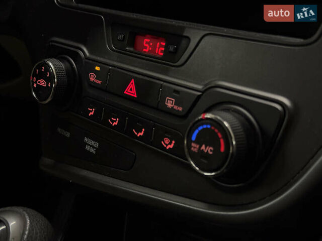 Білий Кіа Оптіма, об'ємом двигуна 2.36 л та пробігом 262 тис. км за 8199 $, фото 25 на Automoto.ua