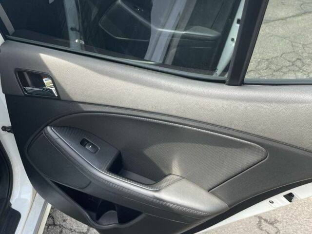 Белый Киа Оптима, объемом двигателя 2 л и пробегом 227 тыс. км за 10000 $, фото 9 на Automoto.ua