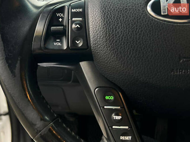 Білий Кіа Оптіма, об'ємом двигуна 2.36 л та пробігом 270 тис. км за 10000 $, фото 12 на Automoto.ua