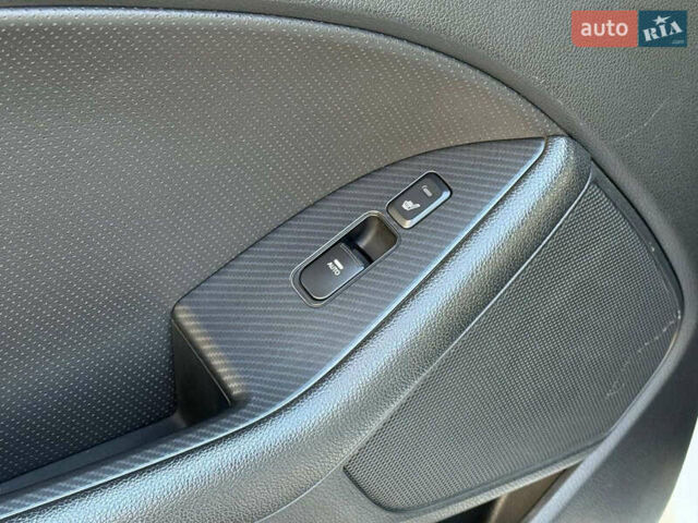 Білий Кіа Оптіма, об'ємом двигуна 2 л та пробігом 222 тис. км за 9440 $, фото 4 на Automoto.ua