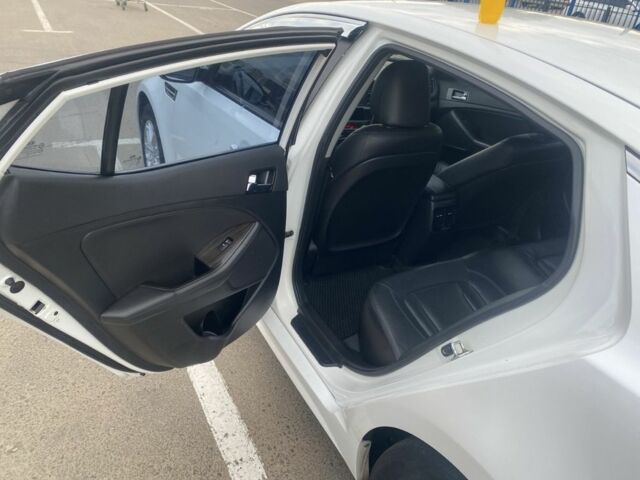 Белый Киа Оптима, объемом двигателя 2 л и пробегом 290 тыс. км за 6999 $, фото 5 на Automoto.ua