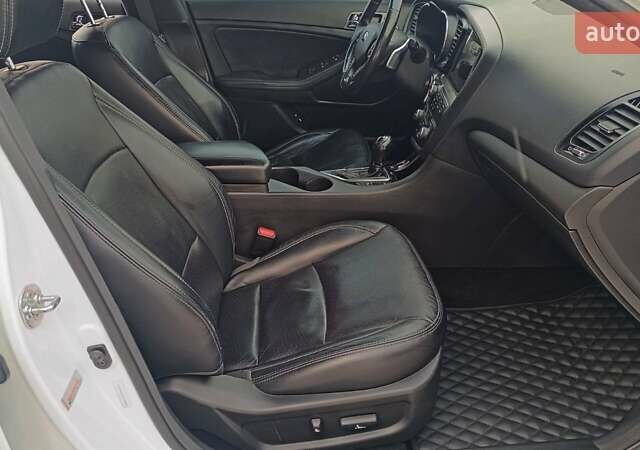 Білий Кіа Оптіма, об'ємом двигуна 2 л та пробігом 161 тис. км за 8994 $, фото 5 на Automoto.ua