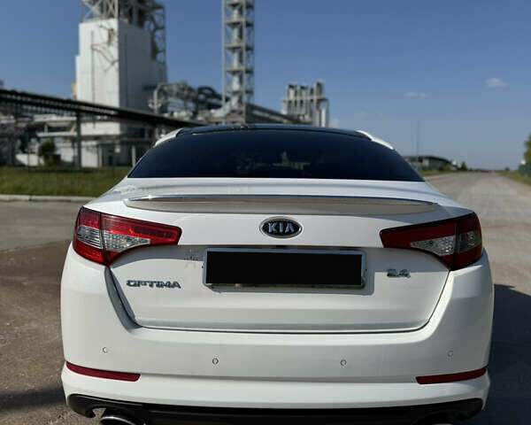 Киа Оптима 2012 в Коростене на Automoto.ua Белый Киа Оптима, объемом двигателя 2.4 л и пробегом 300 тыс. км за 8499 $, фото 5 на Automoto.ua