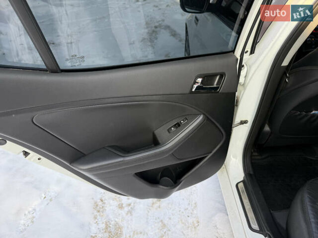 Белый Киа Оптима, объемом двигателя 2 л и пробегом 210 тыс. км за 10000 $, фото 12 на Automoto.ua